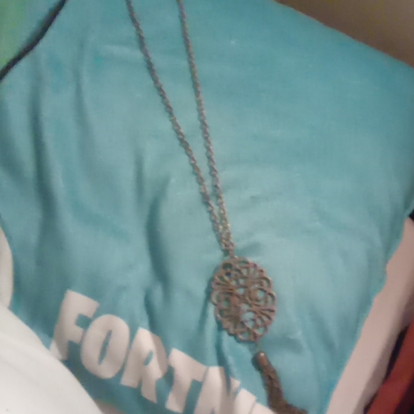 A necklace - Picture 1 of 2